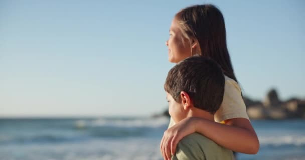 ビーチ 愛とサポート 自由な海での休暇の世話 兄弟姉妹で幸せな家族と一緒に冒険を眺めることによって 若い子供と少女を受け入れる — ストック動画