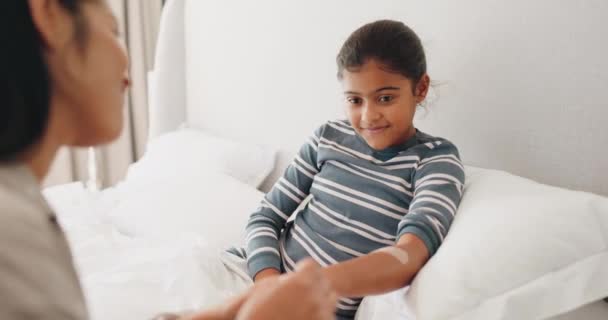 高五和绷带与母亲和女儿在床上的动机 健康和帮助或支持 与快乐的孩子和父母在家中的爱和意外 以获得伤害和医疗服务 — 图库视频影像