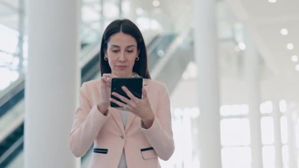 Geschäftsfrau Tablet Und Digitale Arbeit Eines Rechtsanwalts Mit App Und — Stockvideo