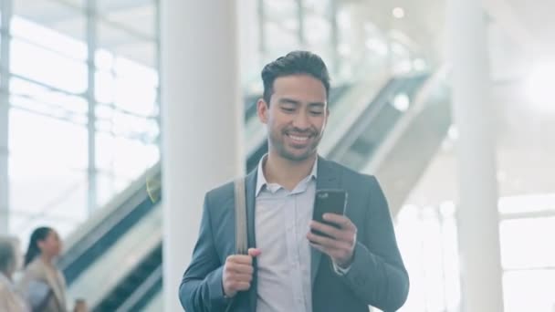 Telefone Feliz Homem Negócios Lobby Aeroporto Para Mídias Sociais Aplicativo — Vídeo de Stock