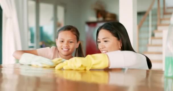 Mesa Limpieza Madre Con Niña Casa Para Tareas Domésticas Higiene — Vídeos de Stock