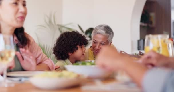 Mutlu Aile Çocuk Büyükanne Noel Yemeği Destekle Birlikte Kutlanır Anne — Stok video