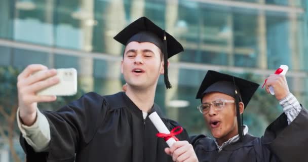 Selfie Üniversite Üniversite Kampüsünde Arkadaşlar Öğrenciler Diploma Başarısı Sertifika Ödül — Stok video