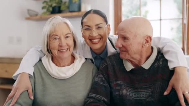 Ansigt Smil Læge Med Senior Par Hjemmet Sundhedspleje Eller Wellness – Stock-video