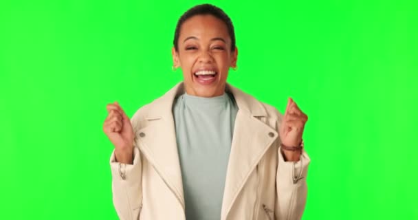 Bizneswoman Świętowanie Pięści Zielony Ekran Zaskoczeniem Twarzy Podekscytowany Lub Zwycięzca — Wideo stockowe