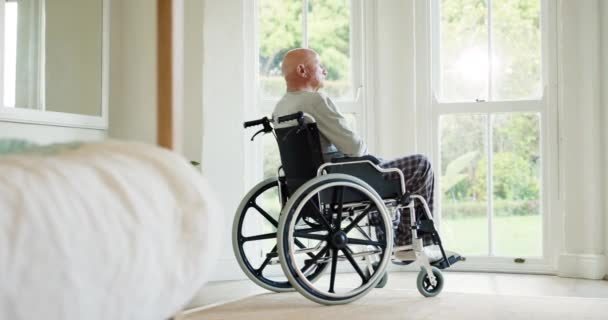 Älterer Mann Denkend Und Rollstuhl Rollstuhl Mit Erinnerung Idee Oder — Stockvideo