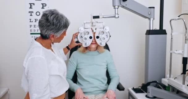 Atención Médica Mujeres Optometrista Con Cliente Máquina Oftalmoscopio Una Oficina — Vídeos de Stock