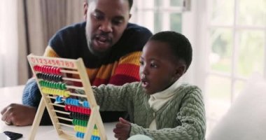 Siyahi aile, abaküs ve evde eğitim, öğrenme ve matematik dersi için çocuklu bir baba. Okul, akademik ve mutlu baba kalkınma, ödev ve eğitim oyuncakları için masada çocuk öğretiyor..