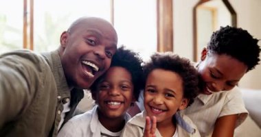 Mutlu siyah aile, selfie ve fotoğraf, resim ve anı için evdeki kanepede birlikte rahatlayın. Afrikalı anne, baba ve çocukların yüzleri fotoğraf ya da sosyal medya için evdeki kanepede gülümsüyor.