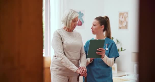Senior Mulher Enfermeiro Tablet Para Reabilitação Confiança Cuidados Saúde Resultados — Vídeo de Stock