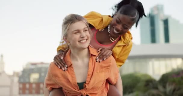 Piggyback Lesbian Atau Pasangan Gay Yang Bahagia Dengan Kepercayaan Kepedulian — Stok Video