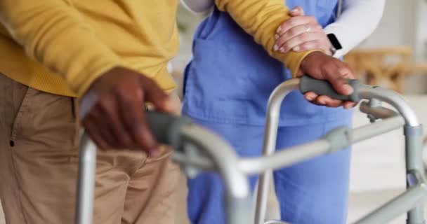 Lekarz Ręce Pomoc Opiece Nad Osobami Starszymi Walker Salonie Dla — Wideo stockowe