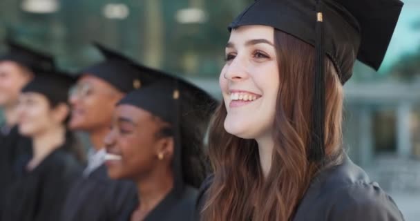 達成または学校の成功のためのキャンパスで幸せな女性の卒業 クラスまたは顔 奨学金の受賞者 大学の目標 または笑顔 誇りまたは学位の証明書で興奮した学生 — ストック動画