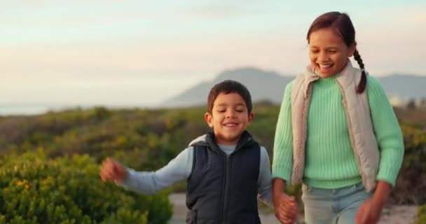 Gyerekek Futás Játékos Egy Parkban Kaland Utazás Vagy Nyaralás Energia — Stock videók