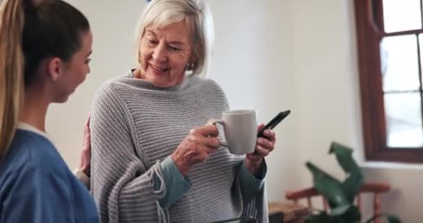 Krankenschwester Tablet Und Altenpflegerin Gespräch Kommunikation Und Beratung Hause Pflegekraft — Stockvideo