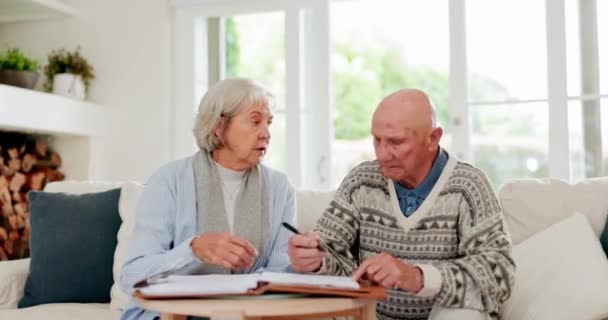 老夫妇 合同和签署在退休 法律和文书工作或文件 老年人 沟通或未来讨论 家庭沙发上的规划和投资 — 图库视频影像