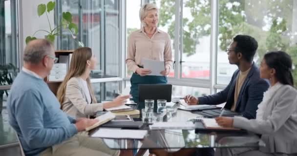 프로젝트 훈련을위한 회의에서 여성과 프레젠테이션 협업을 사무실에서 비즈니스 사람들과 스피커 — 비디오