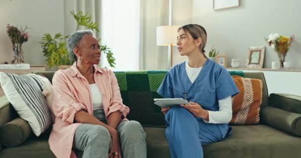 Ouderen Vrouw Verpleegster Met Tablet Voor Consultatie Communicatie Discussie Voor — Stockvideo