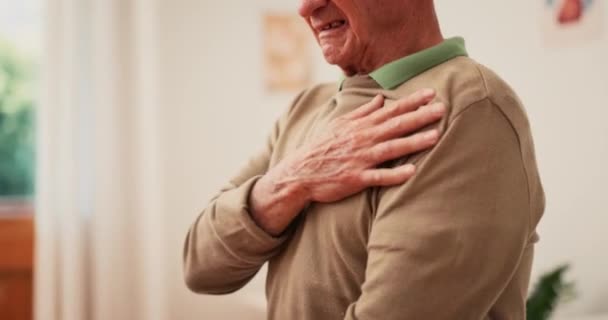 心血管ヘルスケア 自宅での高血圧のリスクを伴う手 シニアマン 心臓発作 心臓バーン 消化不良 脳卒中の医療緊急のためのクローズアップ 高齢者およびマッサージチェスト — ストック動画