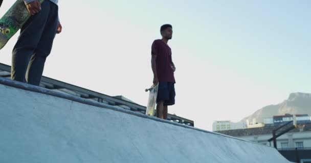 Fitness Skateboard Přátelé Skate Parku Pro Cvičení Wellness Víkendový Trénink — Stock video