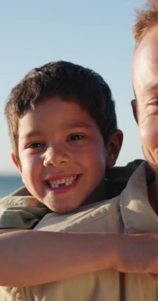 Tvář Hřbet Dítě Otcem Pláži Spolu Šťastní Dovolené Nebo Dovolené — Stock video