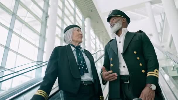 Pilots Escalator People Airport Travel Talking Conversation Low Angle Mature — Stock Video