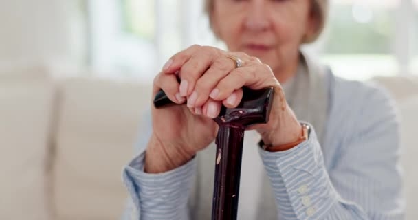 Cane Handen Senior Vrouw Bank Woonkamer Voor Pensioen Huis Wandelstok — Stockvideo