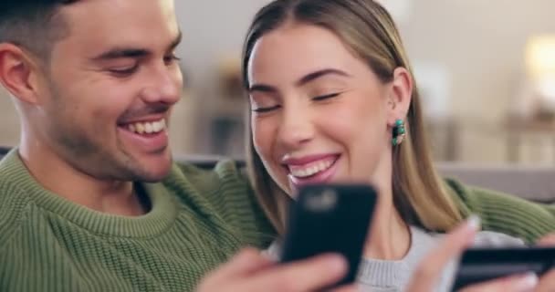 Heureux Couple Carte Crédit Téléphone Pour Les Achats Ligne Commerce — Video