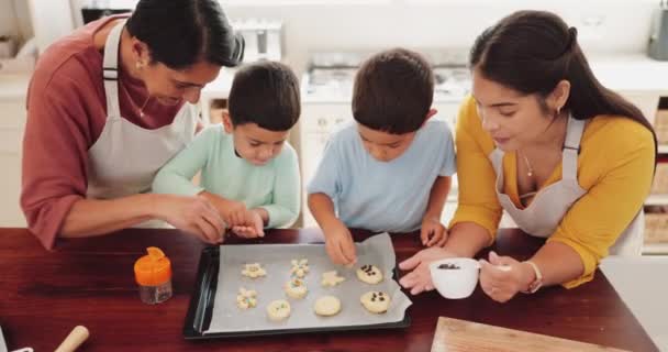 Pişirme Aile Mutfakta Çocuklar Ebeveynler Evde Yemekle Kurabiye Pişiriyor Destek — Stok video
