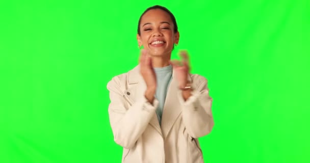 Skrzyżowane Ramiona Zielony Ekran Twarz Szczęśliwej Kobiety Studio Pewnością Siebie — Wideo stockowe