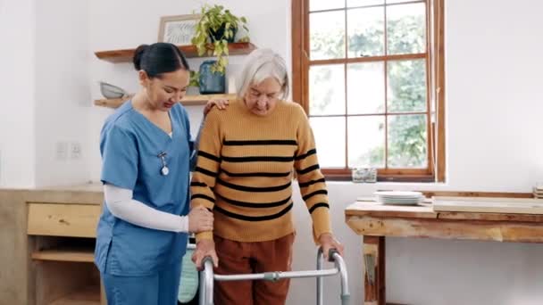 Krankenschwester Seniorin Mit Behinderung Und Rollator Hilfe Und Unterstützung Hause — Stockvideo