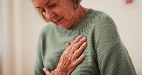 自宅で痛み 心血管ヘルスケア 高血圧リスクを抱えるシニア女性 心臓発作 クローズアップ 病気の高齢女性 心臓焼け 消化不良 医療緊急のためのマッサージチェスト — ストック動画