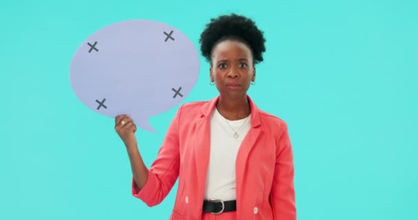 语音泡沫 失败和黑人女性在演播室中面临的糟糕处境 评论或对蓝色背景的反馈 横幅和带有错误 错误或虚假新闻和社交媒体危机的非洲女性肖像 — 图库视频影像