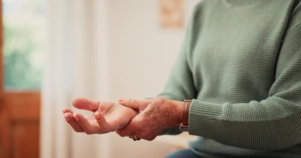 Пожилой Человек Руки Боль Запястье Паркинсона Травмы Ортопедического Ухода Дома — стоковое видео