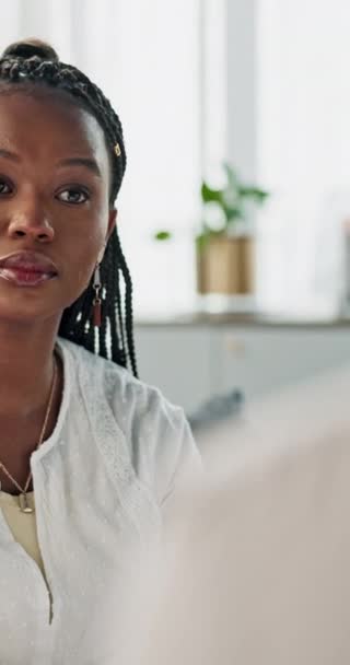 一位黑人妇女在工作场所与一位病人交谈时的治疗 心理和心理健康 与一位认真工作的年轻心理学家的健康 关心和关注 — 图库视频影像