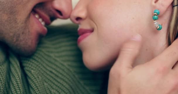Pareja Amor Tacto Cara Casa Con Felicidad Cuidado Apoyo Matrimonio — Vídeos de Stock