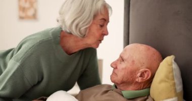 Hasta, alnından öpen ve evde destek, yakınlaşma ve iyilik için merhamet gösteren yaşlı bir çift. Emeklilik, evlilik ve yaşlı adam yatak odasında hastalıklı, iyileşen ve iyileşen bir kadına bakıyor..