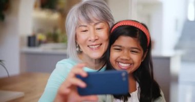 Ev, selfie ve kızla büyükanne, mutlulukla gülümseyin ve profil fotoğrafı çekin, birbirinize bağlanın ve rahatlayın. Daire, büyükanne ya da torun akıllı telefon, posta ve sosyal medya ile sevgi ya da neşe.