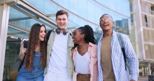 大学生团体 拥抱和人们散步 欢笑和快乐的奖学金教育 大学学习或社区 回到学校 多元化的学生团结在校园里 朋友们微笑着 — 图库视频影像