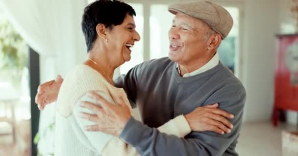 Liebe Älteres Paar Und Umarmung Hause Lustig Und Verbindend Für — Stockvideo