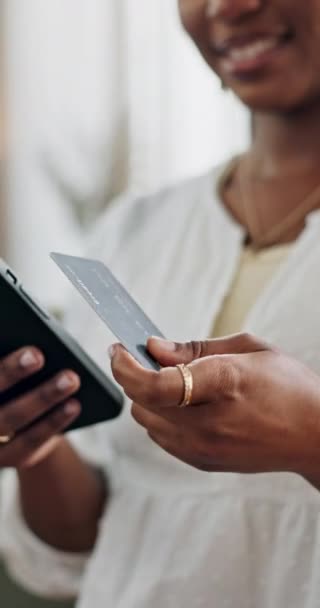 Closeup Mão Cartão Crédito Com Telefone Para Commerce Compras Line — Vídeo de Stock