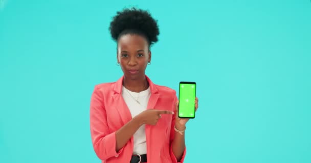 电话和黑人妇女指向绿色屏幕在工作室孤立的蓝色背景 模拟空间和不良评论 用于肖像中的促销 营销或广告跟踪标识 — 图库视频影像