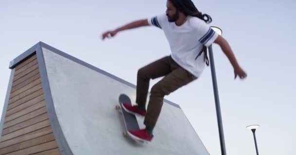 Skatepark Esporte Homem Com Acrobacia Rampa Livre Com Liberdade Habilidade — Vídeo de Stock