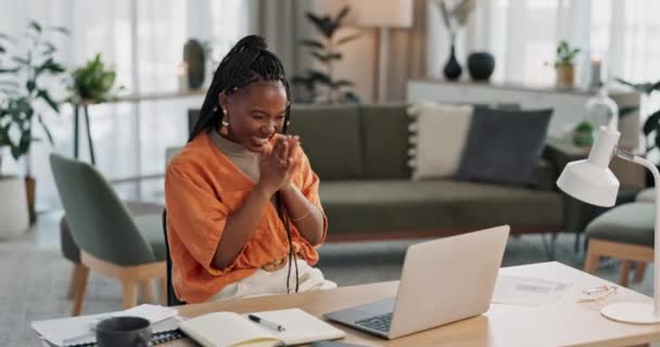 黒人女性 ホームオフィスでの成功 リモートワーク ソーシャルメディア または興奮したブログのためのラップトップでお祝い フリーランスで電子メール 達成と良いニュースを獲得するためのコンピュータを持つデスクで幸せな女の子 — ストック動画