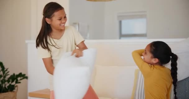 Діти Граючи Сестри Подушка Ються Дивані Вітальні Свого Дому Розваги — стокове відео