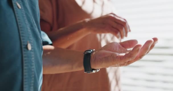 Nahaufnahme Händchenhalten Und Seniorenpaar Mit Unterstützung Liebe Und Ruhestand Mit — Stockvideo