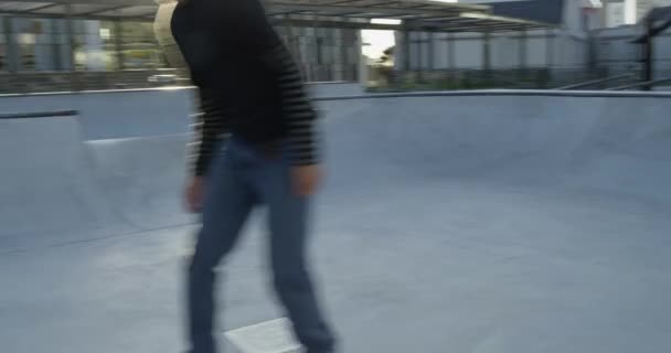 スポーツ サンシャインアウトドアと一緒にトレーニングのために公園で男性 スケートボード パフォーマンス スタントとエネルギーのランプで人々 アクション スケートボード — ストック動画