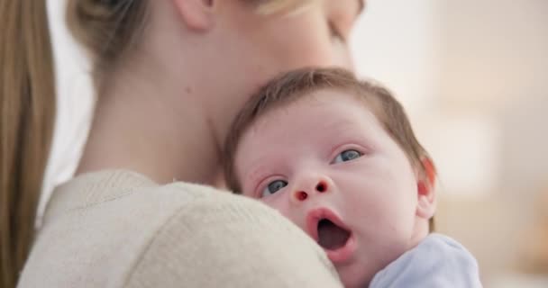 Baby Geeuwen Rustig Met Vermoeide Pasgeborene Moeder Een Slaapkamer Morgens — Stockvideo