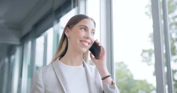 在公司的走廊上 谈生意 女人和手机 与会计沟通 带着技术或在办公室交谈的走路 建立联系和职业女性 — 图库视频影像