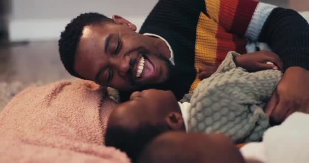 Šťastný Relaxovat Zábavný Otcem Dítětem Obývacím Pokoji Pro Lásku Podporu — Stock video